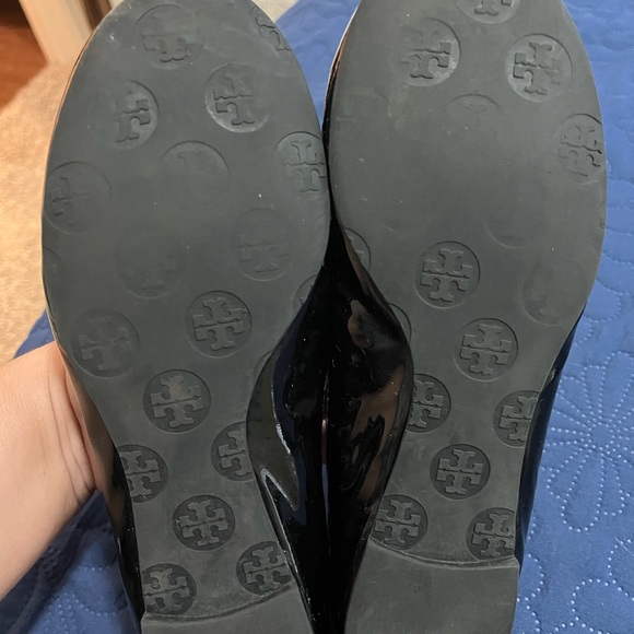 Tory Burch Reeva flats size 7.5 in black patent. Great used condition. - Picture 3 of 8
